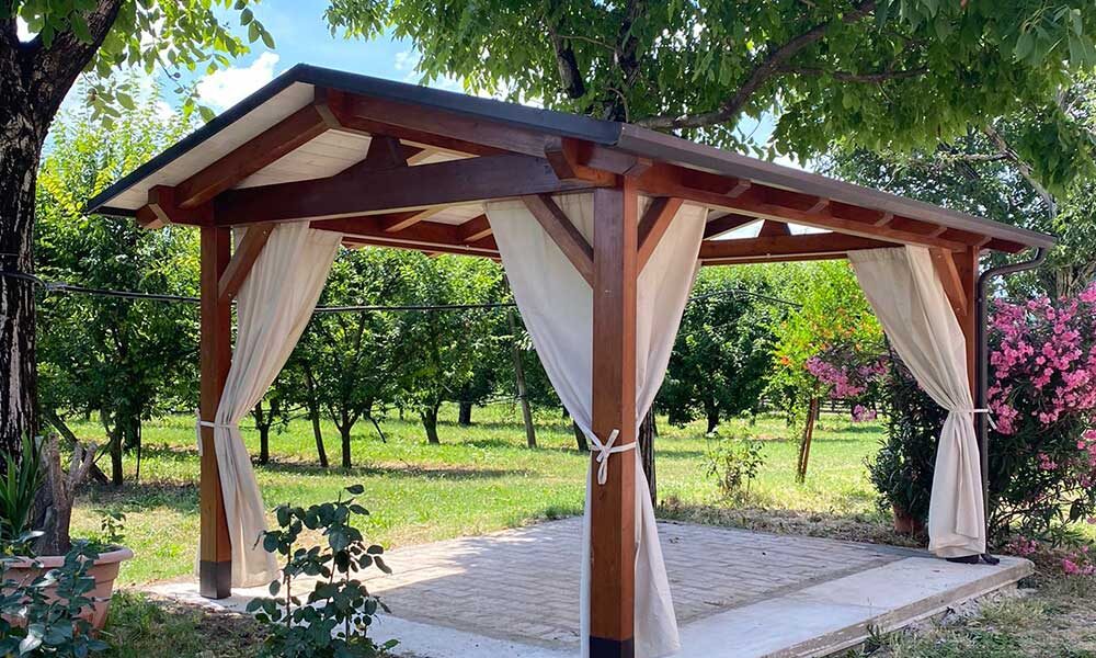 gazebo-in-legno-per-giardino-esterno