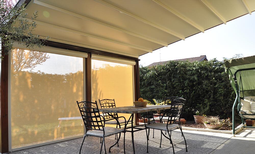 pergola-apribile-in-legno-per-terrazza-con-giardino