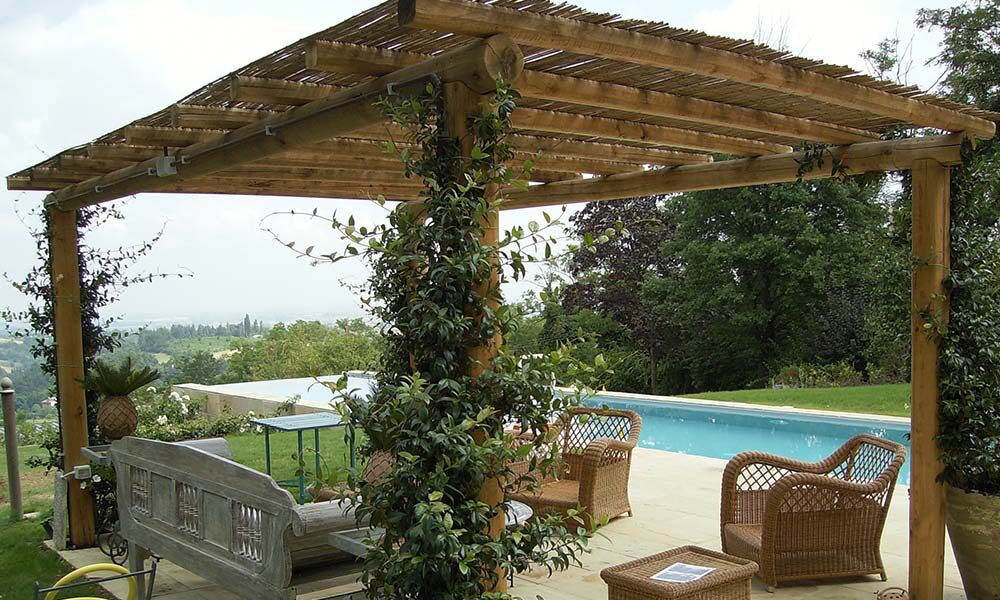piccolo-gazebo-in-legno-chiaro-arredato