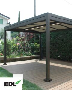 L'immagine rappresenta un gazebo in metallo moderno da giardino con copertura resistente.