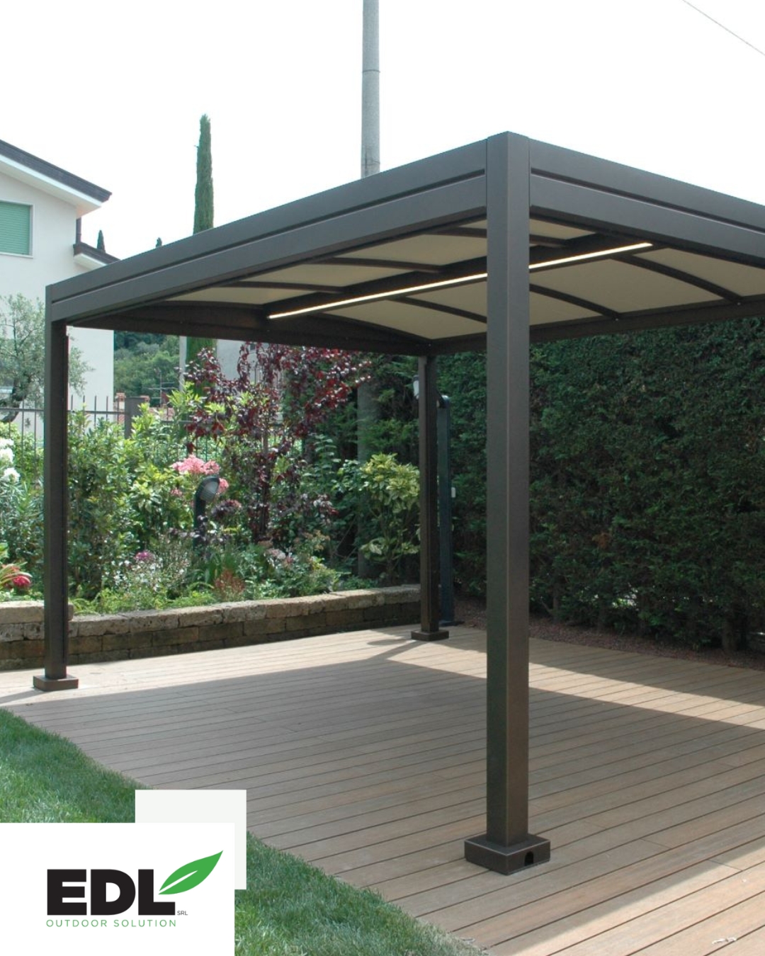 L'immagine rappresenta un gazebo in metallo moderno da giardino con copertura resistente.