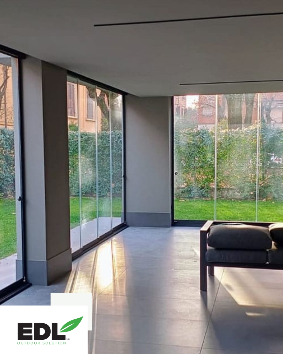 Questa immagine rappresenta bene l'argomento dell'articolo di blog: come chiudere il terrazzo per l'inverno.